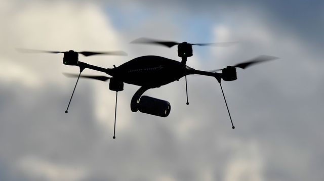 des-journalistes-incarceres-pour-avoir-fait-voler-un-drone-pres-du-parlement-birman-devraient-etre-liberes-debut-janvier-apres-l-abandon-par-la-police-des-dernieres-charges-qui-pesaient-contre-eux_5996816