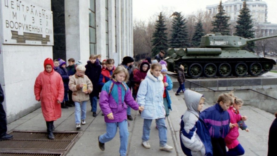 ECOLIERS RUSSES w1240-p16x9-170972605_0