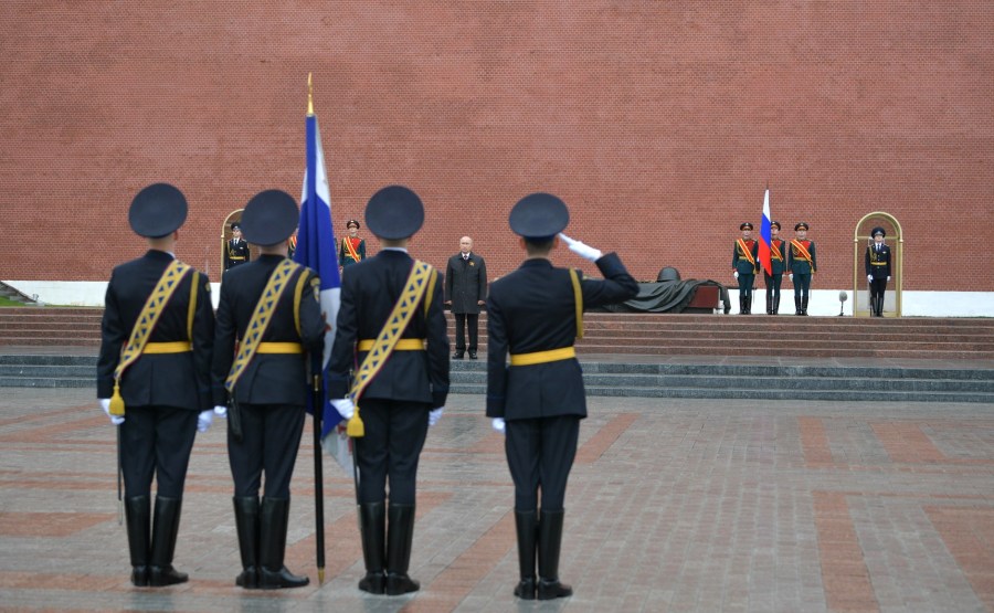 RUSSIE PH 13 SUR 26 Discours lors d'une cérémonie de pose de fleurs sur la tombe du soldat inconnu dans le jardin d'Alexandre. mMqu4kBioDkokY7BbDckYlHrS6nmemYn