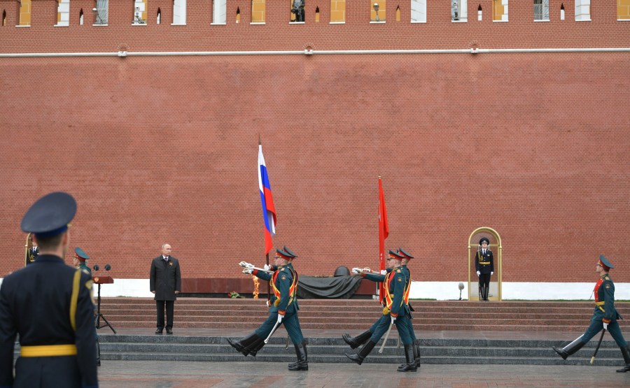 RUSSIE PH 15 SUR 26 À la fin de la cérémonie de floraison sur la tombe du soldat inconnu, la garde d'honneur et une fanfare militaire ont défilé devant le mémorial LrRJeiYCdPkugC1ejDPKUSXJGIGiL38n