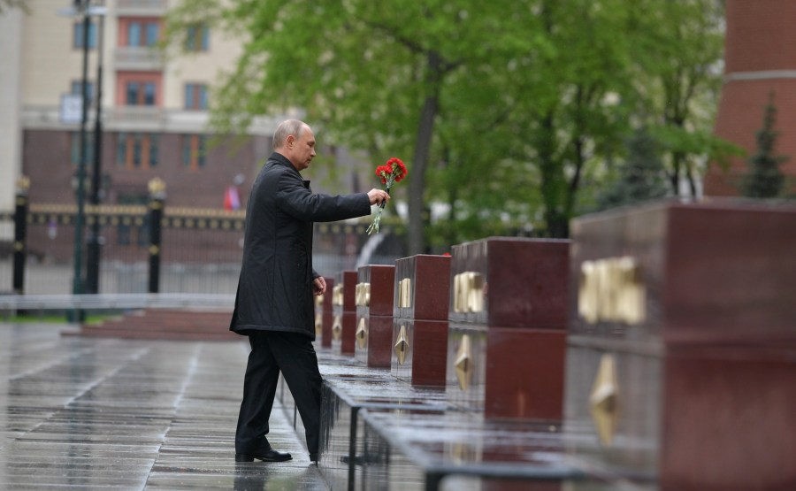 RUSSIE PH 16 SUR 26 Le président a déposé des fleurs sur les obélisques des villes héroïques et le monument honorant les villes de gloire militaire. i2TeLHPrrRF4d0F9SEcBELbGSjhlidSf