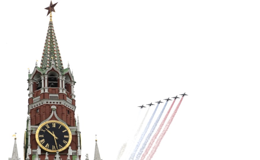 RUSSIE PH 20 SUR 26 Vladimir Poutine a observé un défilé aérien marquant le 75e anniversaire de la victoire depuis la place Ivanovskaya au Kremlin de Moscou. Photo Mikhail Metzel, TASS 2XHAdp848E9h1MFRcEIAPHA2Q1Rjsf8a