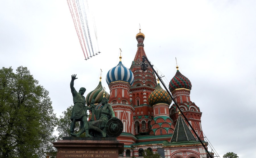 RUSSIE PH 21 SUR 26 Vladimir Poutine a observé un défilé aérien marquant le 75e anniversaire de la victoire depuis la place Ivanovskaya au Kremlin de Moscou. Photo Valery Sharifulin, TASS Fosh9dFAHaK3uI3Nbc25xAgUIaIq4A2S