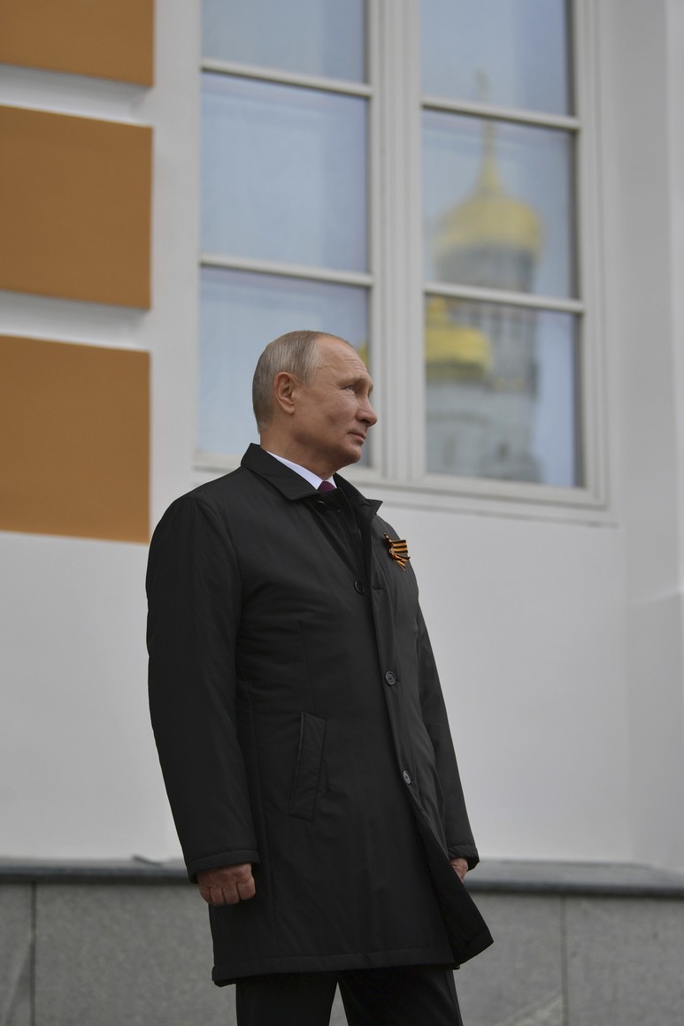 RUSSIE PH 23 SUR 26 Vladimir Poutine a observé un défilé aérien marquant le 75e anniversaire de la victoire depuis la place Ivanovskaya au Kremlin de Moscou. yAJrTkC7CQv9fh2MQHsHumqxMA6dhP57
