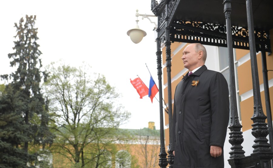 RUSSIE PH 24 SUR 26 Vladimir Poutine a observé un défilé aérien marquant le 75e anniversaire de la victoire depuis la place Ivanovskaya au Kremlin de Moscou. 3LE0dehu1AscLERlKw47AU28B0dXhAli
