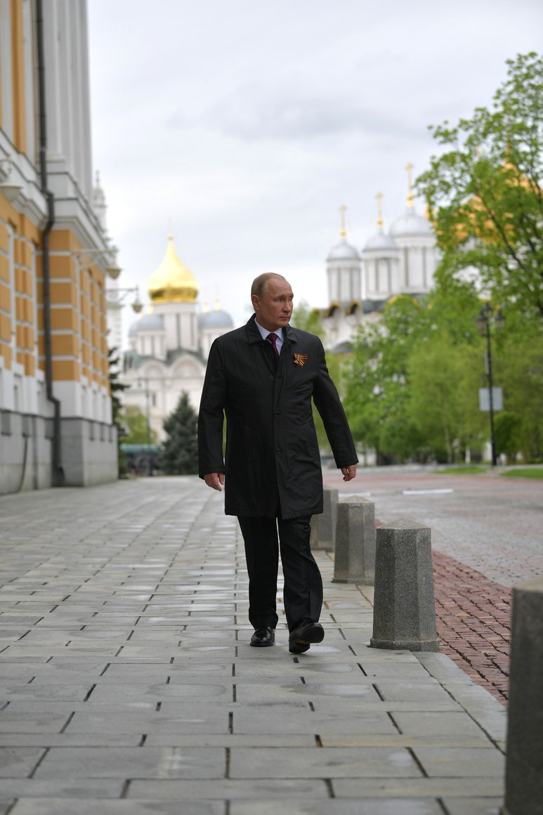 RUSSIE PH 26 SUR 26 Vladimir Poutine a observé un défilé aérien marquant le 75e anniversaire de la victoire depuis la place Ivanovskaya au Kremlin de Moscou. NPUZVdqYHsW6JgTEZ9yQzS8iRMI2EElL