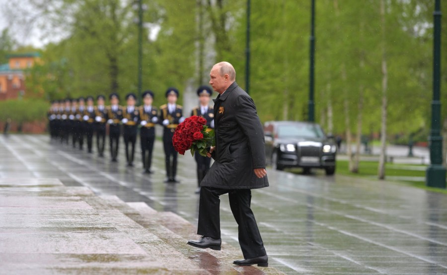 RUSSIE PH 3 SUR 26 À l'occasion du 75e anniversaire de la victoire dans la Grande Guerre patriotique, Vladimir Poutine a déposé des fleurs sur la tombe du soldat inconnu dans le jardin d'Alexandre.H8EAWJmSwgR2jGfu9gD7ulU9WABt50gh