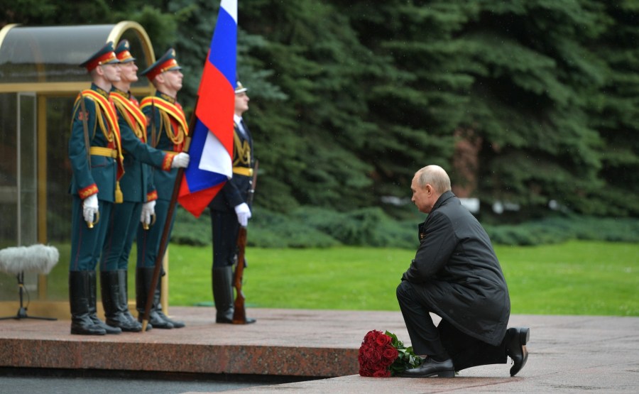 RUSSIE PH4 SUR 26 À l'occasion du 75e anniversaire de la victoire dans la Grande Guerre patriotique, Vladimir Poutine a déposé des fleurs sur la tombe du soldat inconnu dans le jardin d'Alexandre.VKRzM4pS9KR7tgmcs1T5iJC5FFNBYOMA