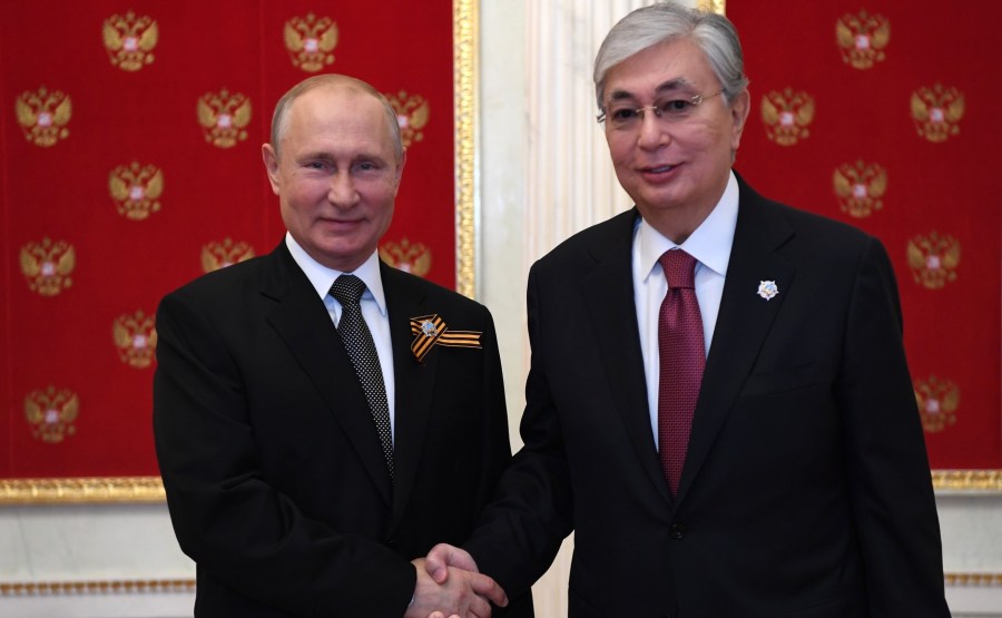 3 SUR 76 Avec le président du Kazakhstan Kassym-Jomart Tokayev avant le défilé militaire pour marquer le 75e anniversaire de la victoire dans la Grande Guerre patriotique.H5A4vKIL1JFs4VEvcmB0gjfugbUzcWuv