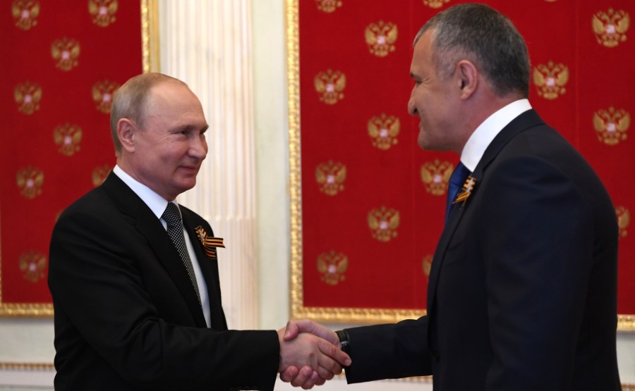 6 SUR 76 Avec le président de l'Ossétie du Sud Anatoly Bibilov avant le défilé militaire pour marquer le 75e anniversaire de la victoire dans la Grande Guerre patriotique. UFlfHfij3Ic7dAMRIuqqZ5Y2fRCgtrfX