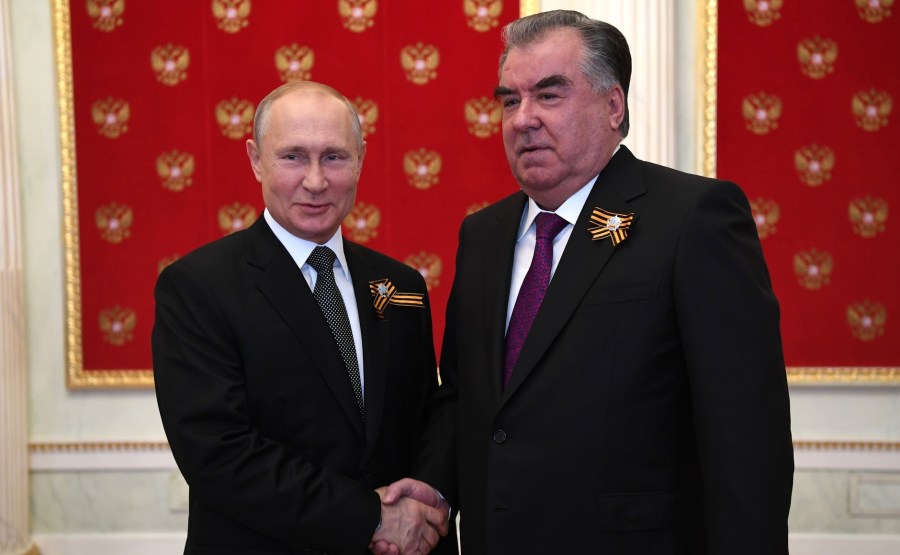 7 SUR 76 Avec le président du Tadjikistan Emomali Rahmon avant le défilé militaire pour marquer le 75e anniversaire de la victoire dans la Grande Guerre patriotique yJBJutzz0pSMmFi3IFmQAiOkSqdy4cWc