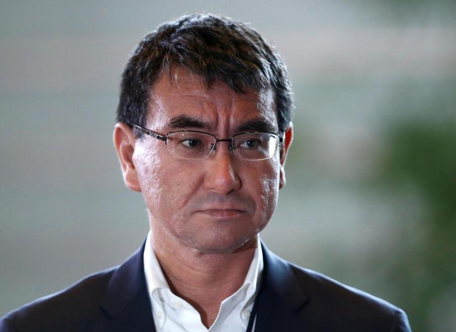 JAPON le Ministre de la Défense Taro Kono s2.reutersmedia.net