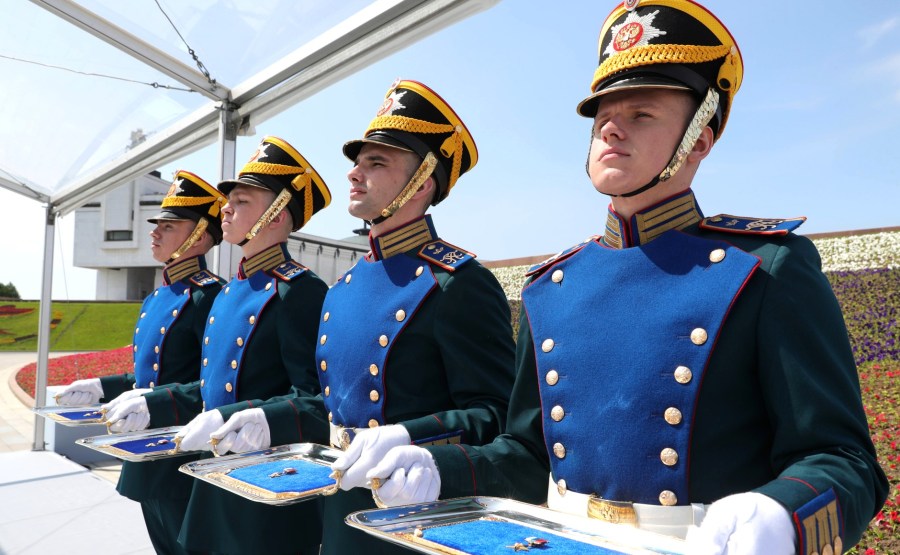 KREMLIN 2 SUR 13 Avant la cérémonie de remise des médailles d'or du Héros du travail de la Fédération de Russie. 04MCWbrGwGLT1ioWFfzWHAHouxGrfAvs