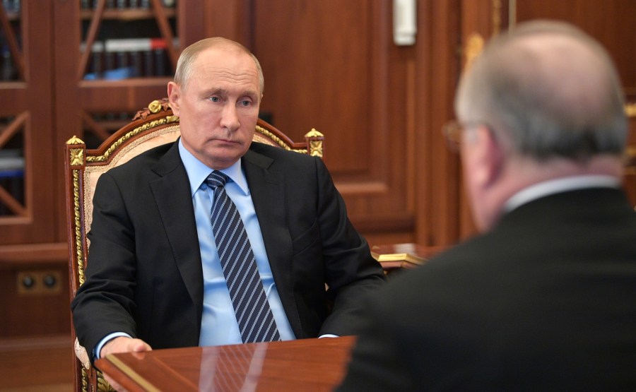 Lors d'une réunion avec le président de Transneft, Nikolai Tokarev. tPu9AEIjZ75aKW0FKdGFpq3vl2AW6XsO