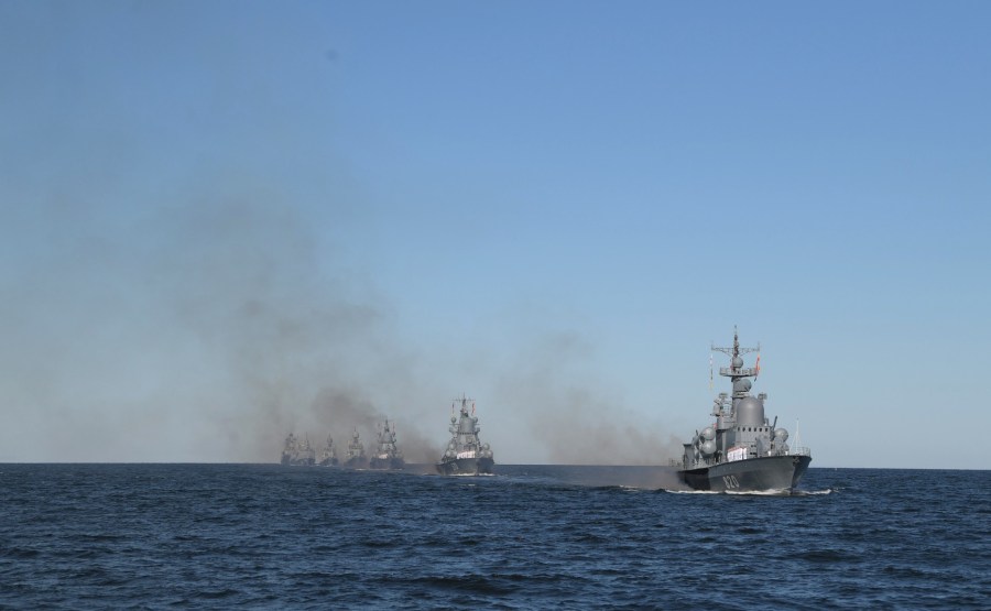 2 SUR 43 Le commandant en chef suprême d'un cutter a examiné les formations de la flotte, alignées pour le défilé dans la rade de Cronstadt. NA9zx5ox8TGUoBywewGDAE5KAQcPrmij