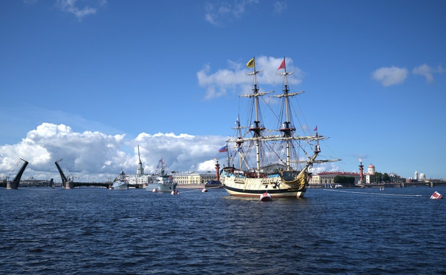 22 SUR 43 Défilé naval . Le Président, a fait le tour de la ligne de parade des navires militaires russes le long de la Neva, a salué et félicité les équipages des navires c3ORtiinMMaBbb38PsP57RGifw0InBob