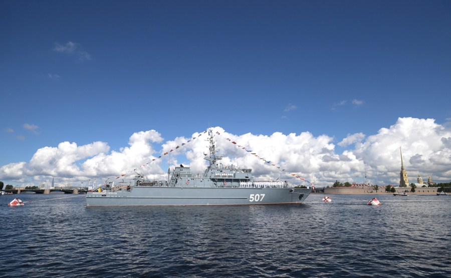 25 SUR 43 Défilé naval . Le Président, a fait le tour de la ligne de parade des navires militaires russes le long de la Neva, a salué et félicité les équipages des navires PZUY5k7JQqUdeMEqZY2pUW23RxoY0lcK