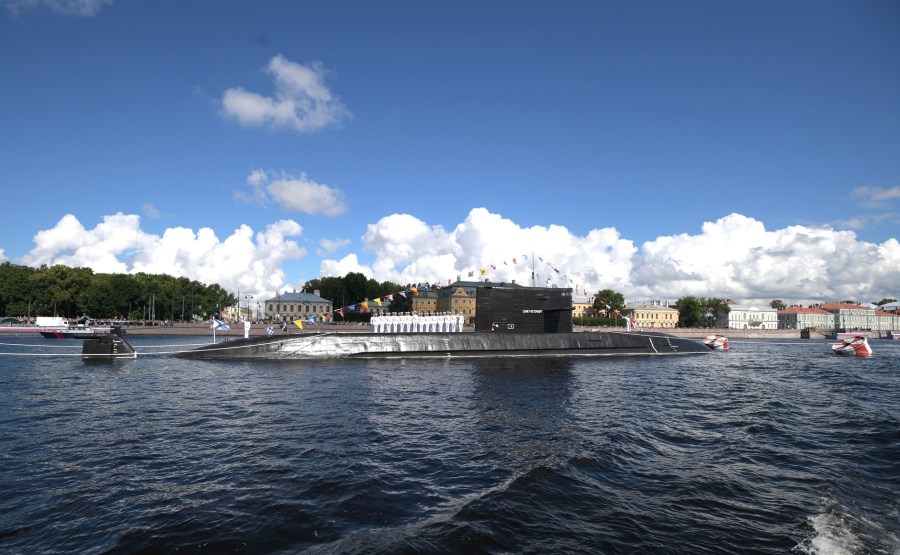 28 SUR 43 Défilé naval . Le Président, a fait le tour de la ligne de parade des navires militaires russes le long de la Neva, a salué et félicité les équipages des navires 7vNmWCXHi0D8UtCLO6JJGkEA4HyDAiXR