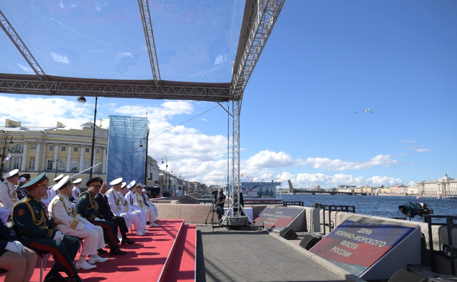 42 SUR 43 V.POUTINE AVEC LES MARINS ST PETERSBOURG 26.07.2020 c5Yl1UGjjDHcJeclX2UzhppUVwI9gcFL