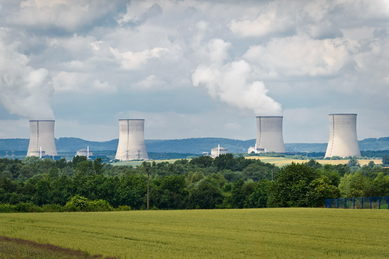 Vue des 4 aéroréfrigérants de la centrale de Cattenom (Moselle)