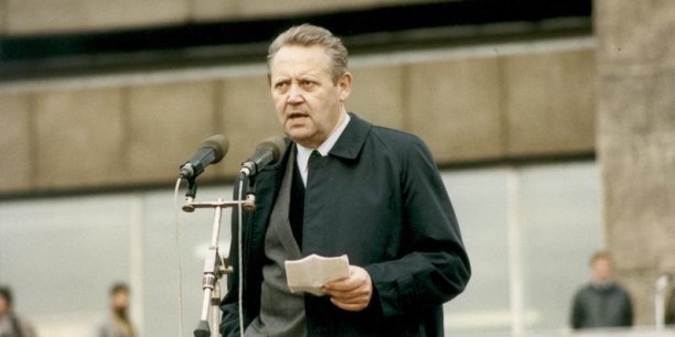 , Günter Schabowski berlin-alexanderplatz-gunter-schabowski-am-mikrofon-par-german-federal-archives-via-wikimedia-commons-cc-license-by