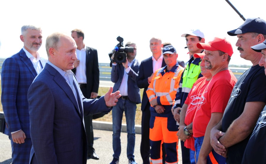 KREMLIN 2X7 DU 27.08.2020 Vladimir Poutine s'entretient avec des travailleurs du VAD qui ont contribué à la construction de l'autoroute de Taurida. sphxWB2XUZAKRisAKC5oXvX0NfHDTZd8