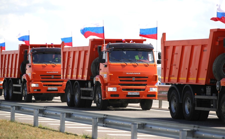 KREMLIN 6X7 DU 27.08.2020. Lancement de la circulation automobile sur les tronçons terminés de l'autoroute de Taurida. L'équipement de construction passe. y5i0Iuq2HOwNCQgKlyttcubJRvdhgRYB