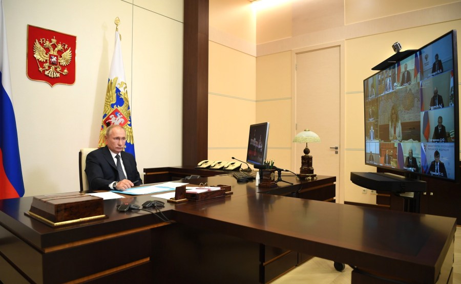 KREMLIN DU 11-08-2020 PH 3 X 4 Rencontre avec les membres du gouvernement (par vidéoconférence). 5nMNWpUyDEETfl6I7dsYeWp4APNMVMtC