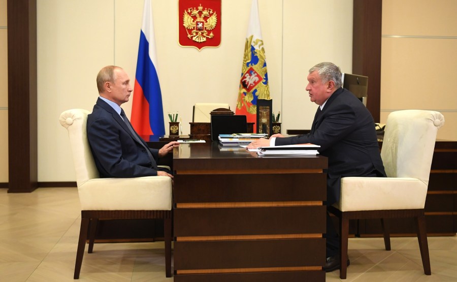 KREMLIN PH 1 X 5 Avec le PDG de Rosneft et président du directoire Igor Sechin. LE 18.08.2020 --- BFUgYNJ0Rvws4GtlwmwrAK4Efg7YbvcT