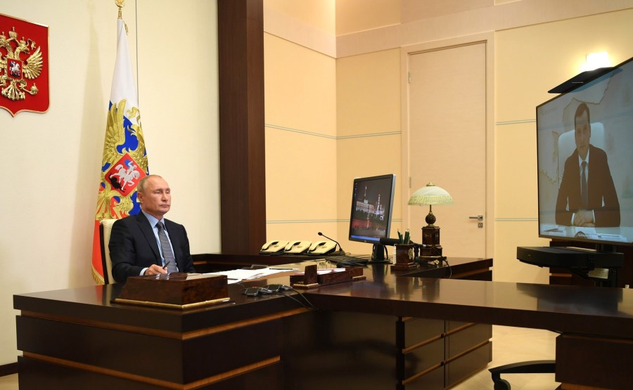 KREMLIN PH 3 X 3 DU 15.08.2020 Rencontre avec le gouverneur par intérim de la région d'Arkhangelsk Alexander Tsybulsky (par vidéoconférence). 7AmHJPGRlwxGQPOMGiAnxIXfQBHEj8iW