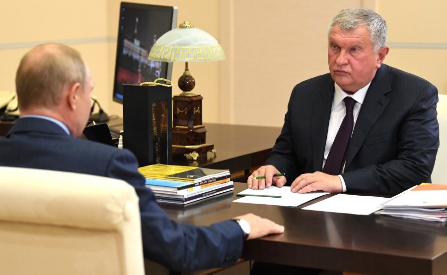 KREMLIN PH 3 X 5 Avec le PDG de Rosneft et président du directoire Igor Sechin. LE 18.08.2020 --- GEFXaKn0jrIMqfUuaYkg3m5yvhzITXwz