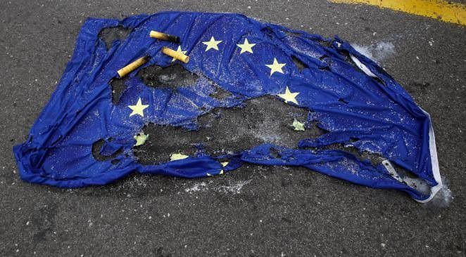 ob_54b09b_drapeau-ue-detruit