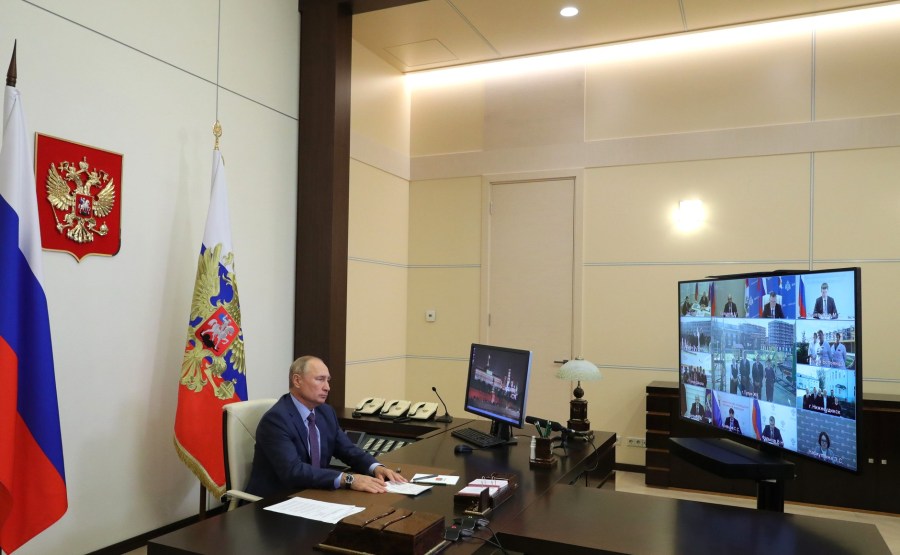KREMLIN 1 SUR 3 DU 08.09.2020 Lors d'une réunion sur les mesures de secours pour l'inondation survenue dans la région d'Irkoutsk en 2019 (par vidéoconférence).AhR78eRk1W5O1ChU2Wjcf36wdj4Zjcy3