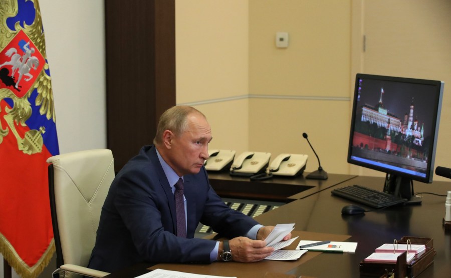 KREMLIN 2 SUR 3 DU 08.09.2020 Lors d'une réunion sur les mesures de secours pour l'inondation survenue dans la région d'Irkoutsk en 2019 (par vidéoconférence) QKzKCxT4DYKbrtXopHYDycB6wJ3AOsIW