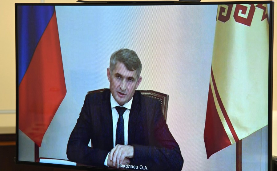 KREMLIN 2 X 4 DU 03.09.2020 Réunion de travail avec le chef par intérim de la République de Tchouvachie Oleg Nikolayev (par vidéoconférence). rAjpQ5yMfNHS5kNJA5BfbA90KIF7p9kz