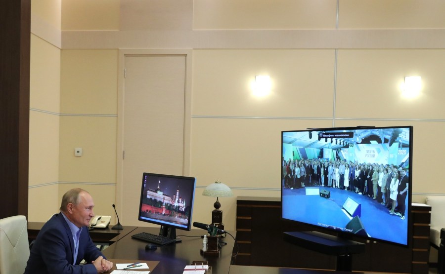 KREMLIN 3 X 6 DU 08.09.2020 Lors d'une réunion par vidéoconférence avec les lauréats du concours national de gestion Leaders of Russia. IQUnxyb5gGP07P3kUPXEOnahbvdZe0vM