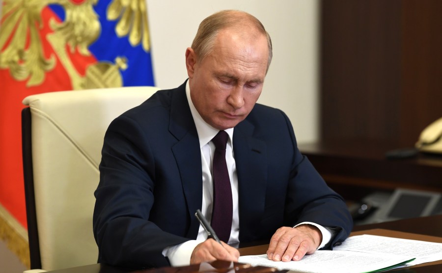 KREMLIN 4 X 4 DU 07.09.2020 Réunion de travail avec le gouverneur par intérim de la région de Kaluga, Vladislav Shapsha (par vidéoconférence). VeZrXS8EsJ5I7KVNqGfqmxxtwjR6FIXd