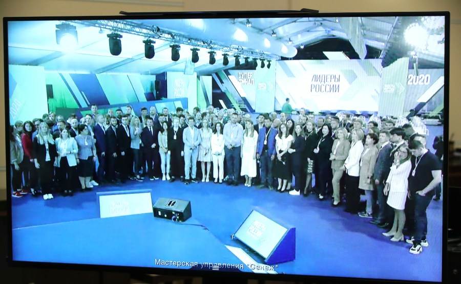 KREMLIN 6 X 6 DU 08.09.2020 Lors d'une réunion par vidéoconférence avec les lauréats du concours national de gestion Leaders of Russia. MVZ5A93lUGKR9OBMlntsduJBQa5Iqf7G