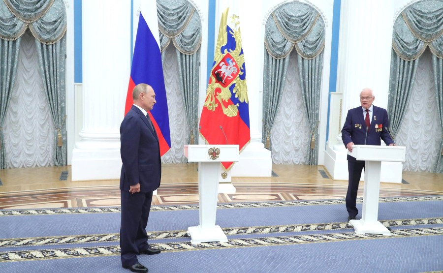 KREMLIN PH 3 X 21 Avant la réunion avec les travailleurs de l'industrie nucléaire, le président a présenté l'étoile du héros du travail à Georgy Rykovanov, conseiller de recherche du Centre nucléaire fédéral russe -