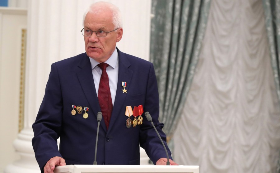 KREMLIN PH 4 X 21 Avant la réunion avec les travailleurs de l'industrie nucléaire, le président a présenté l'étoile du héros du travail à Georgy Rykovanov, conseiller de recherche du Centre nucléaire fédéral russe -