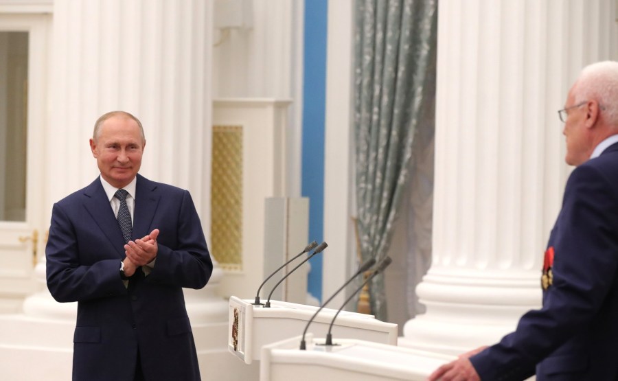 KREMLIN PH 5 X 21 Avant la réunion avec les travailleurs de l'industrie nucléaire, le président a présenté l'étoile du héros du travail à Georgy Rykovanov, conseiller de recherche du Centre nucléaire fédéral russe - I