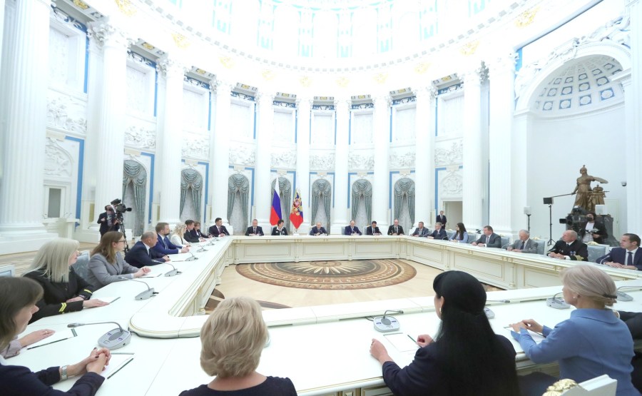 KREMLIN PH 6 X 21 Rencontre avec les travailleurs de l'industrie nucléaire.