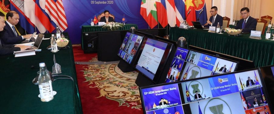 ASEAN-1199x500Le Premier ministre et ministre des affaires étrangères du Vietnam, Pham Binh Minh, préside une réunion vidéo avec les ministres des pays membres de l’Association des nations du Sud-Est, à Hanoï, le 9 septembre 2020.