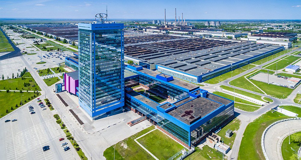 DKlBn4iX0AEb5cv.jpg large russie usine lada