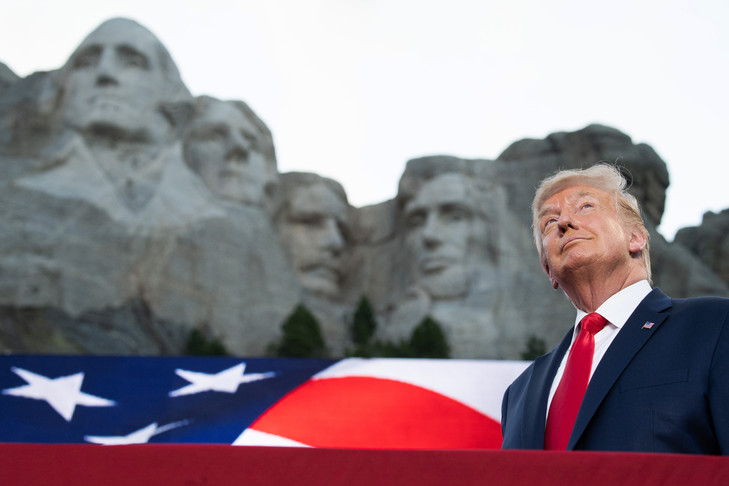 Donald-Trump-devant-Mont-Rushmore-3-juillet-2020_0_729_486