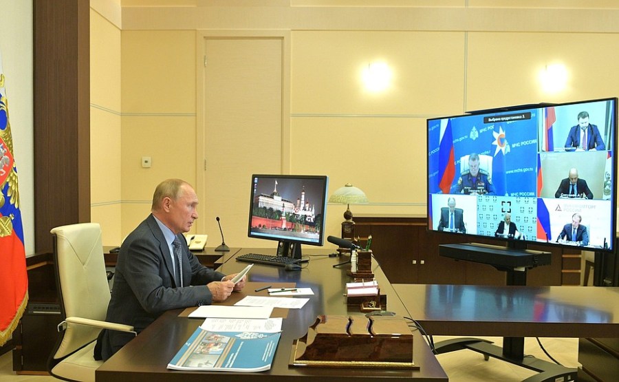 KREMLIN PH 1 X 3 DU 08.10.2020 Vladimir Poutine a tenu une réunion sur des questions concernant le ministère des Urgences (par vidéoconférence).