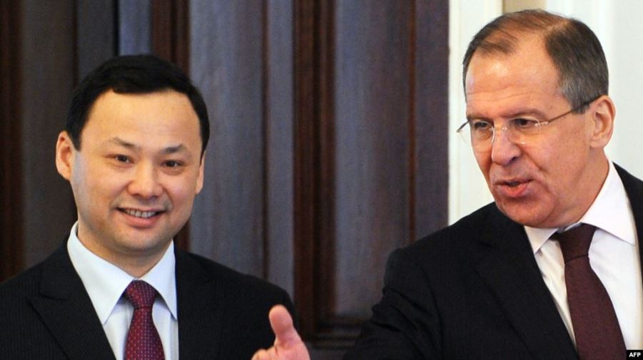 Le ministre russe des Affaires étrangères Sergueï Lavrov (à droite) et son homologue kirghize Ruslan Kazakbaev lors d'une réunion à Moscou fin mars