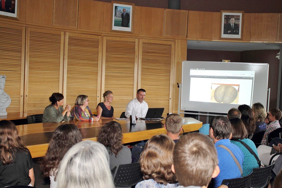 presentation-aux-parents-et-elus-du-journal-collaboratif-l-esperluette-de-g-a-d-annick-choine-adjointe-aux-affaires-scolaires-florence-plissonnier-maire-anne-pohu-enseignante-et-stephane-tank-enseignant-re