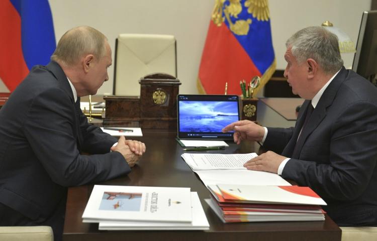 12 mai 2020 son patron Igor Setchine au président russe Vladimir Poutine. Elle prévoit d’accompagner ce projet de la création d’un port pétrolier dans l’Arctique.