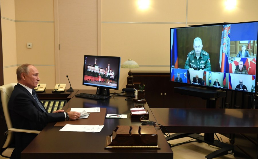 H.K.KREMLIN 1 XX 3 Le Président a tenu une réunion sur la mission russe de maintien de la paix au Haut-Karabakh, par vidéoconférence.